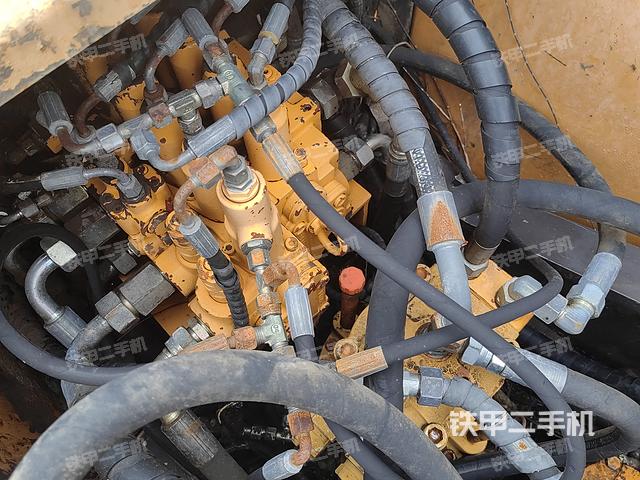 回转马达和主控阀（整机外观）