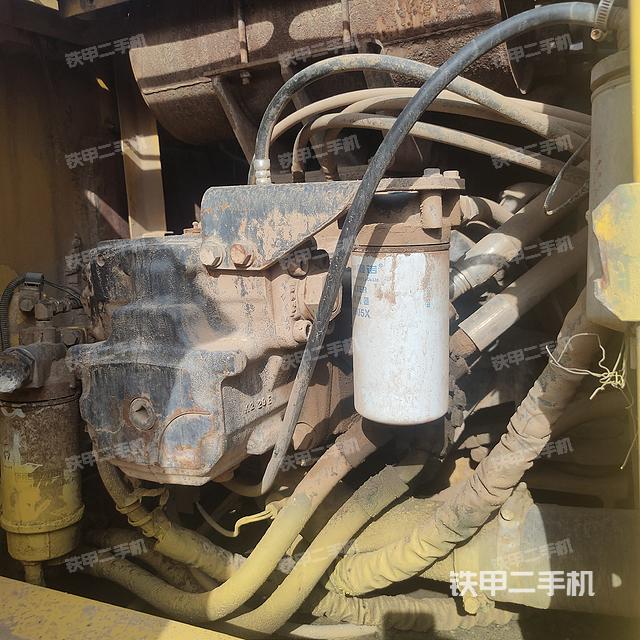 液压泵舱室正面整体（整机外观）