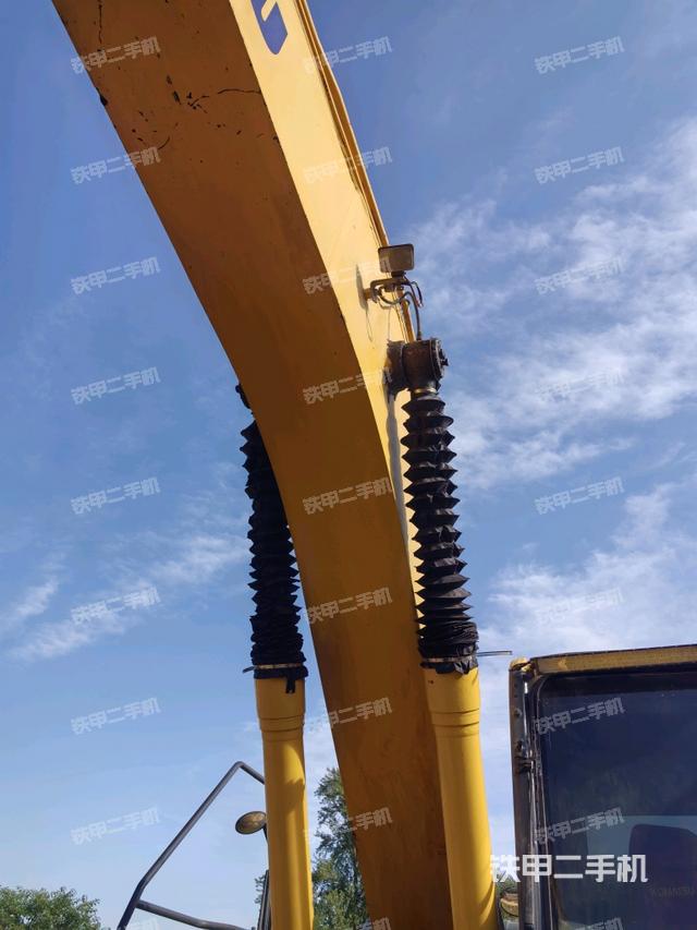 大臂油缸整体 竖拍（工作和回转装置）