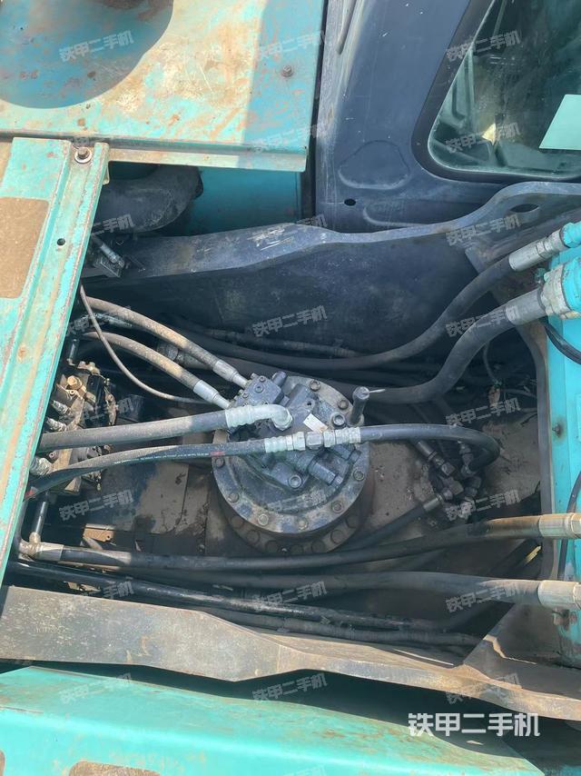 回转马达和主控阀（整机外观）