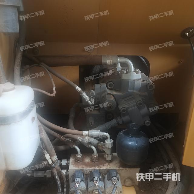 液压泵舱室正面整体（整机外观）