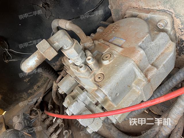 液压泵舱室正面整体（整机外观）