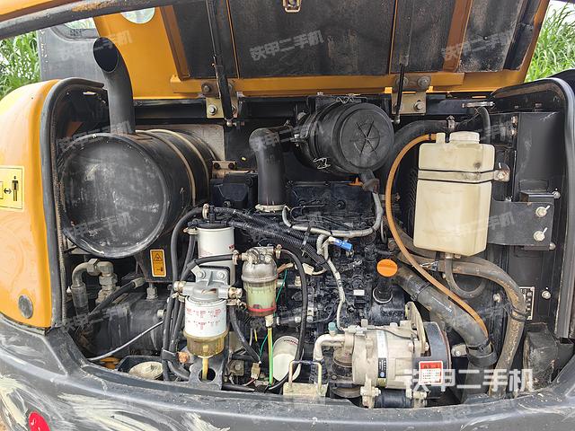 液压泵舱室正面整体（整机外观）