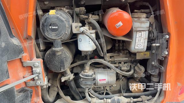 液压泵舱室正面整体（整机外观）