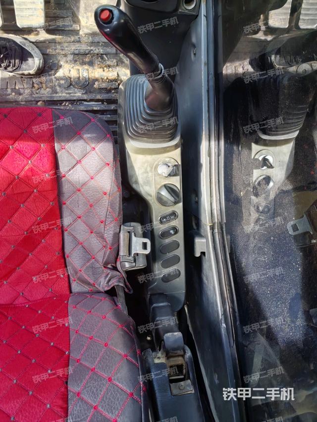 座椅右侧控制台/钥匙门/油门/含右手柄（驾驶室部分）