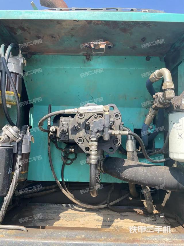 液压泵舱室正面整体（整机外观）