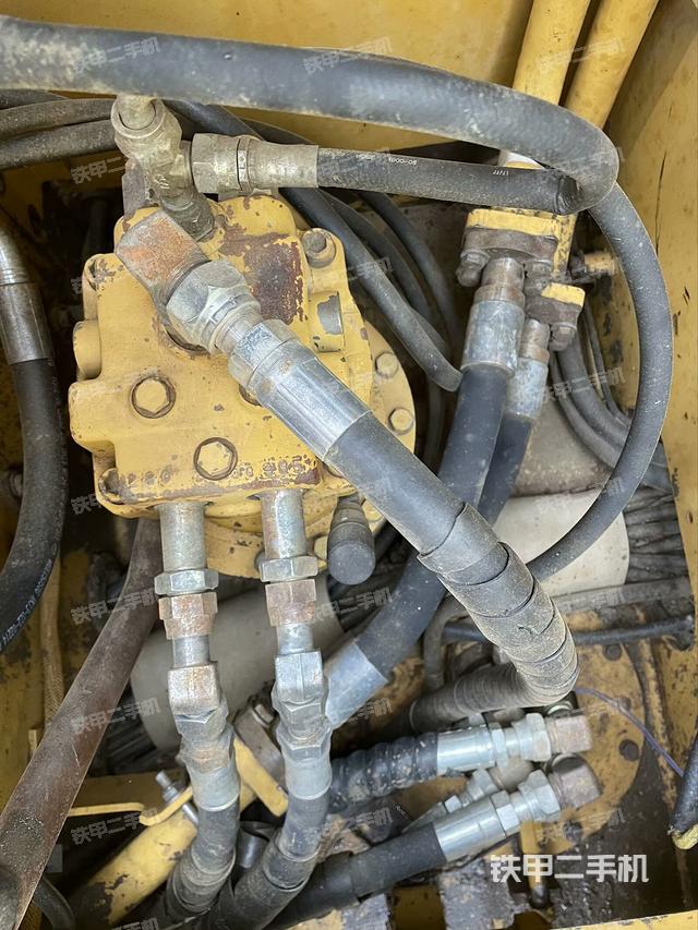 回转马达和主控阀（整机外观）