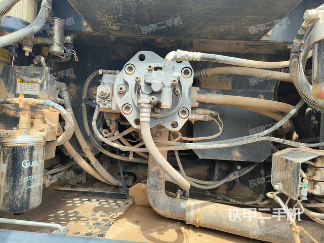 液压泵舱室正面整体（整机外观）