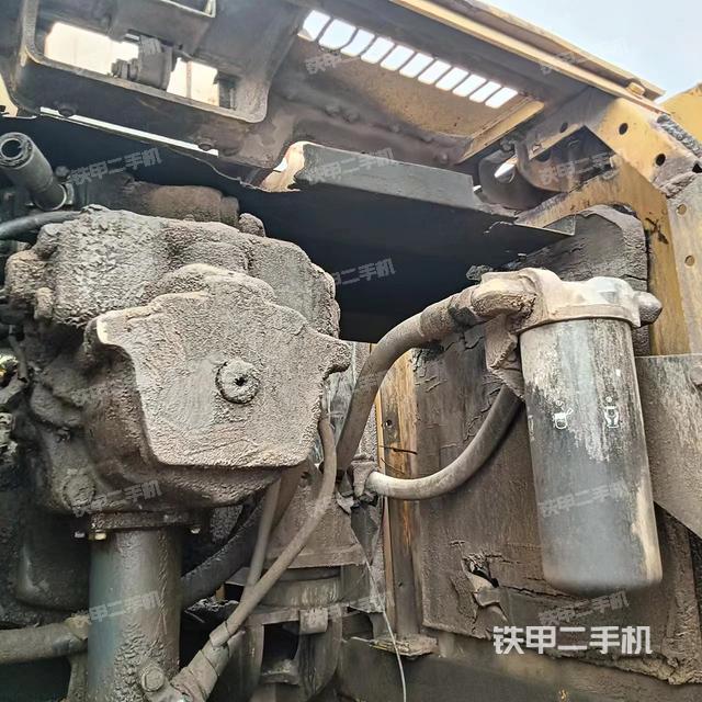 液压泵舱室正面整体（整机外观）