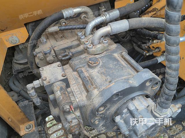 液压泵舱室正面整体（整机外观）