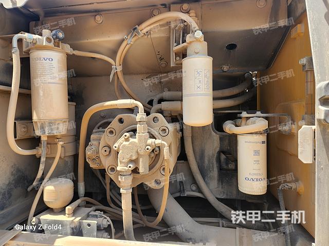 液压泵舱室正面整体（整机外观）