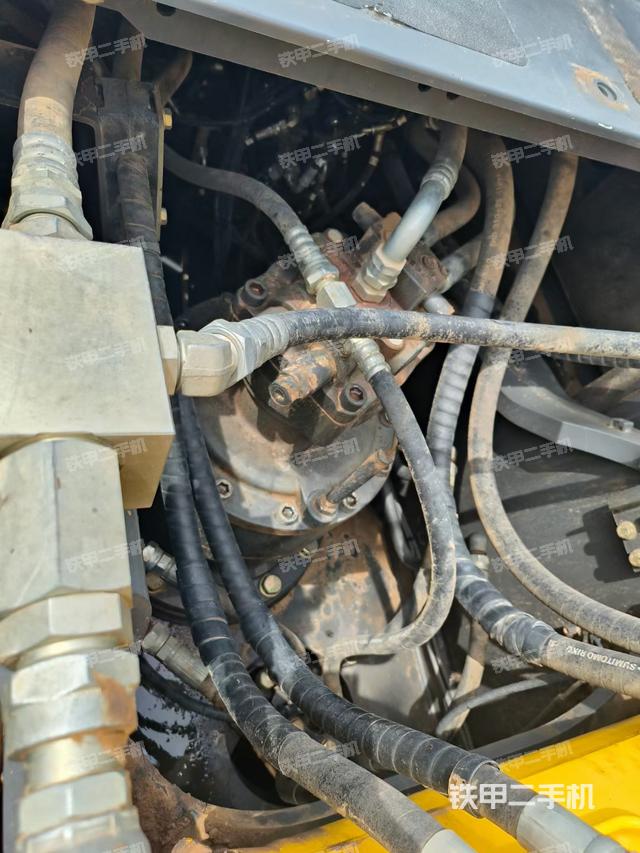 回转马达和主控阀（整机外观）