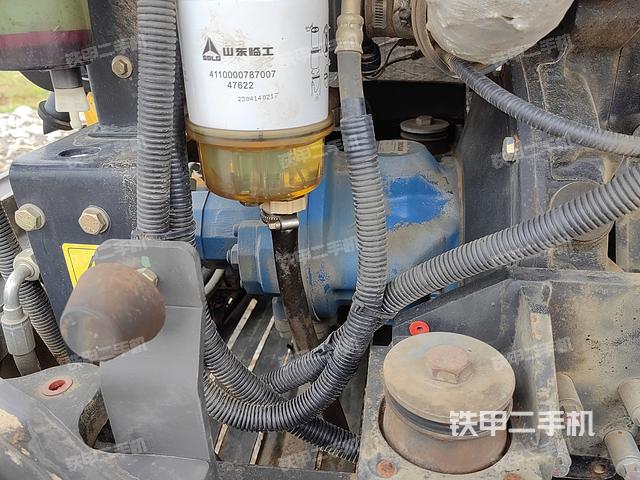 液压泵舱室正面整体（整机外观）