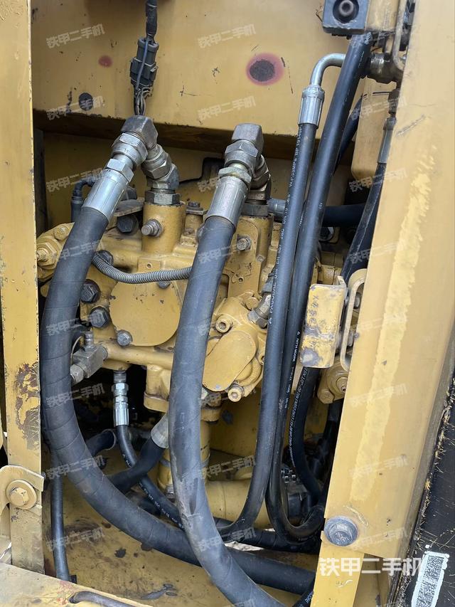 液压泵舱室正面整体（整机外观）