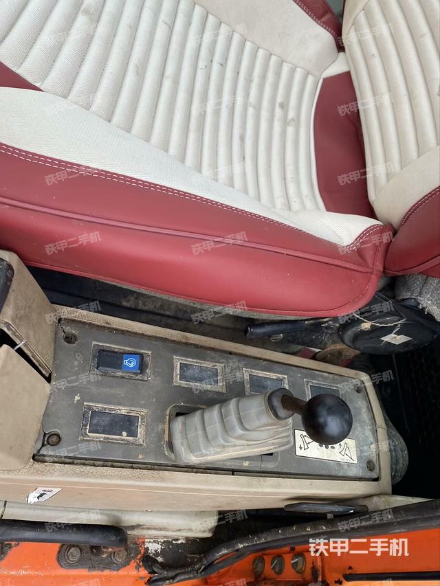 座椅右側(cè)控制臺(tái)/鑰匙門/油門/含右手柄（駕駛室部分）