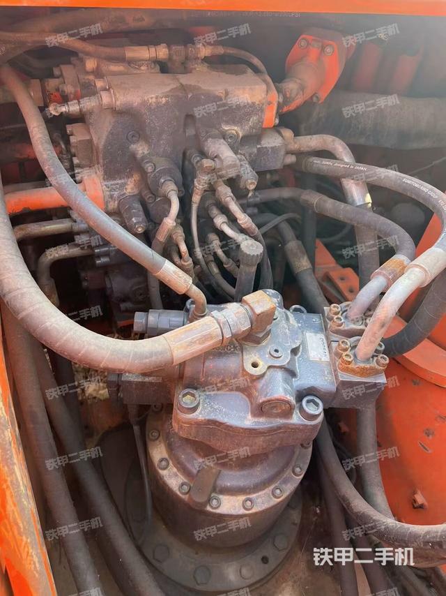 回转马达和主控阀（整机外观）