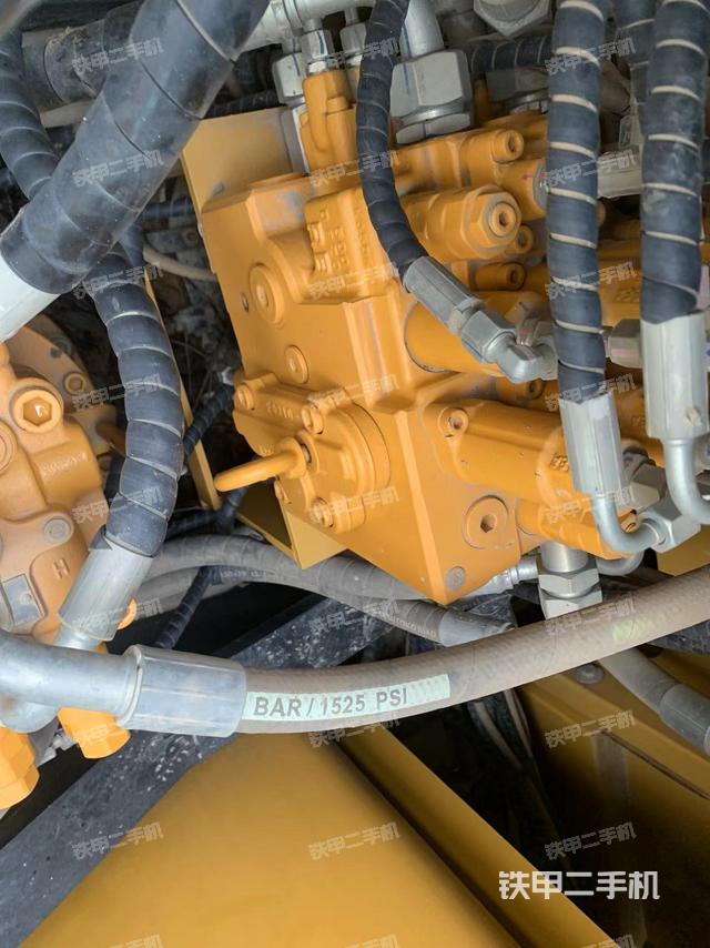 回转马达和主控阀（整机外观）