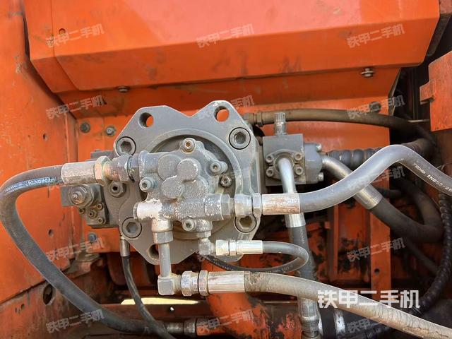 液压泵舱室正面整体（整机外观）