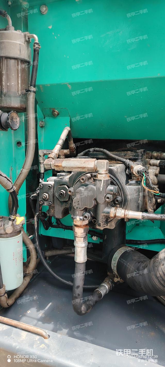 液压泵舱室正面整体（整机外观）