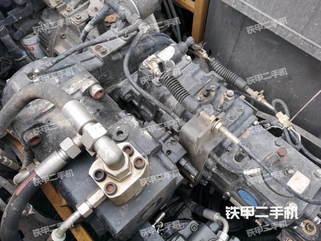 液压泵舱室正面整体（整机外观）