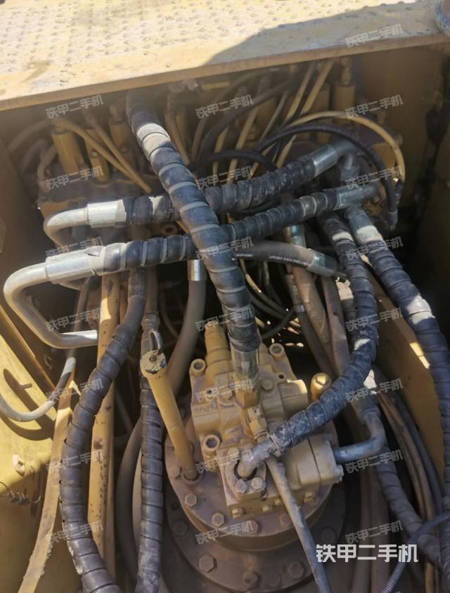 回转马达和主控阀（整机外观）