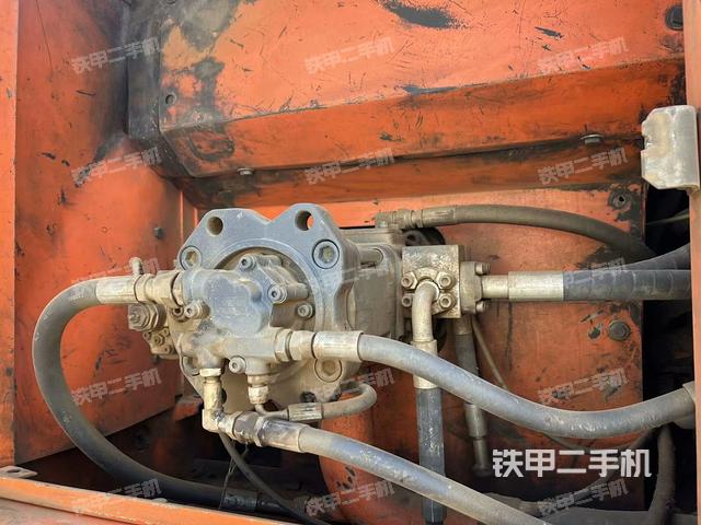 液压泵舱室正面整体（整机外观）