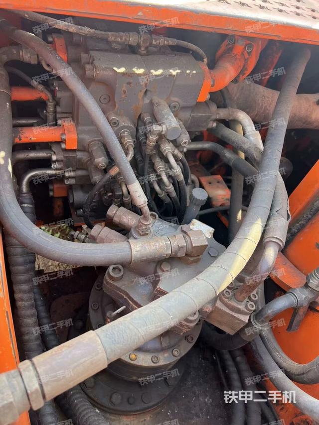 回转马达和主控阀（整机外观）