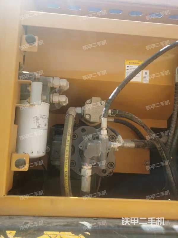 液压泵舱室正面整体（整机外观）