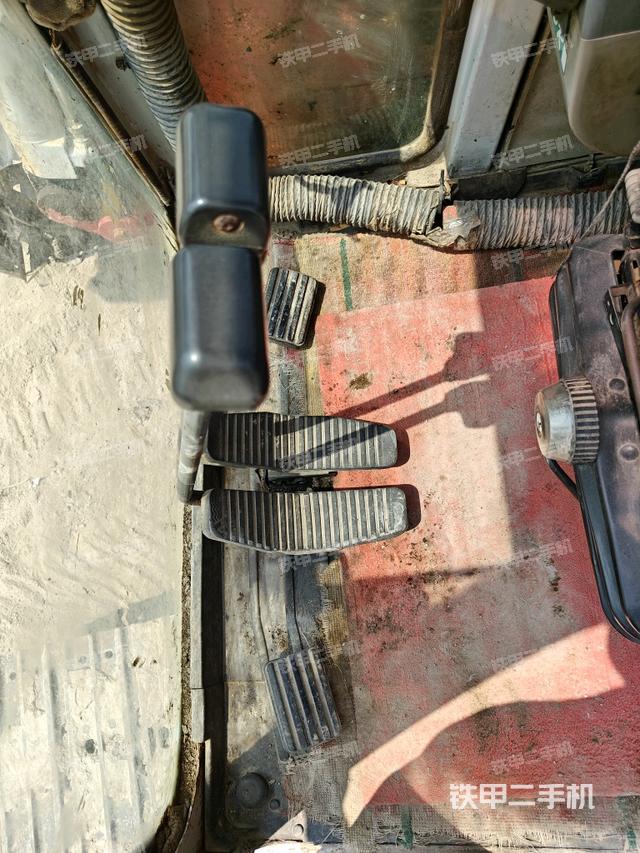 行走控制手柄和踏板?俯拍（駕駛室部分）