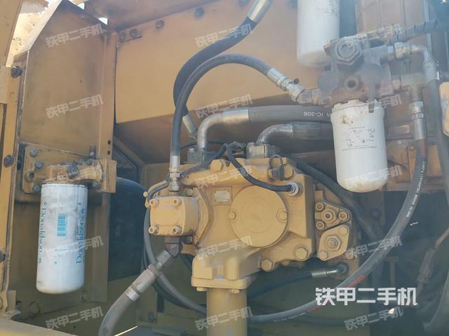 液压泵舱室正面整体（整机外观）