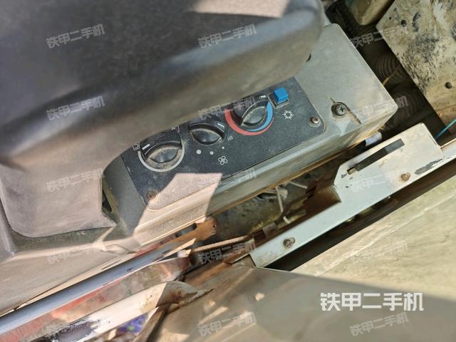 座椅右側(cè)控制臺(tái)/鑰匙門/油門/含右手柄（駕駛室部分）