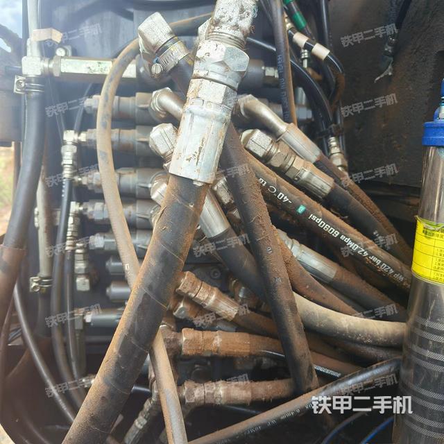 回转马达和主控阀（整机外观）