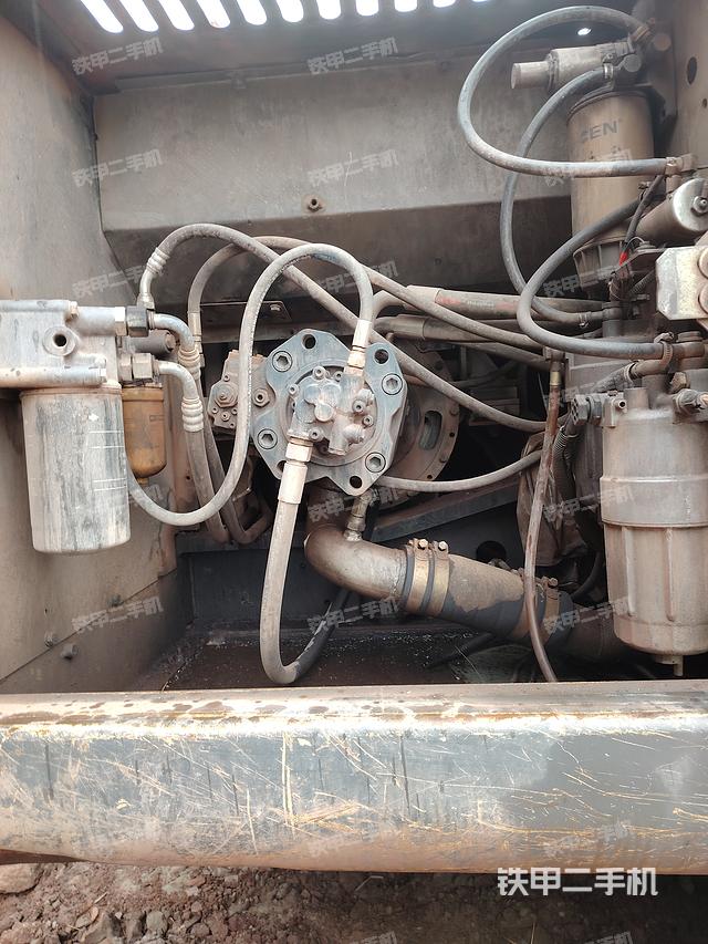 液压泵舱室正面整体（整机外观）