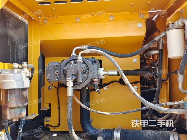 液压泵舱室正面整体（整机外观）