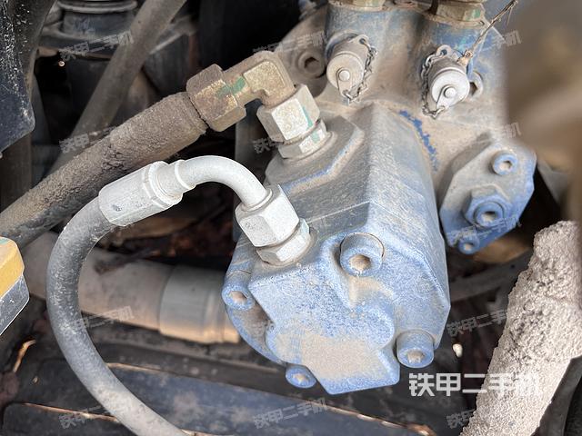 液压泵舱室正面整体（整机外观）