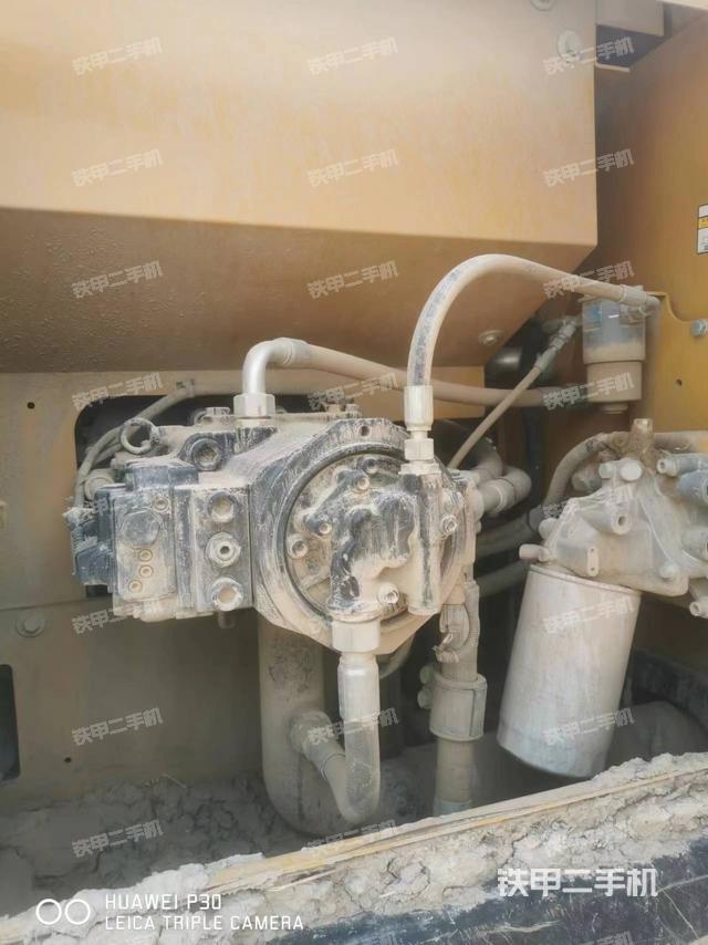 液压泵舱室正面整体（整机外观）