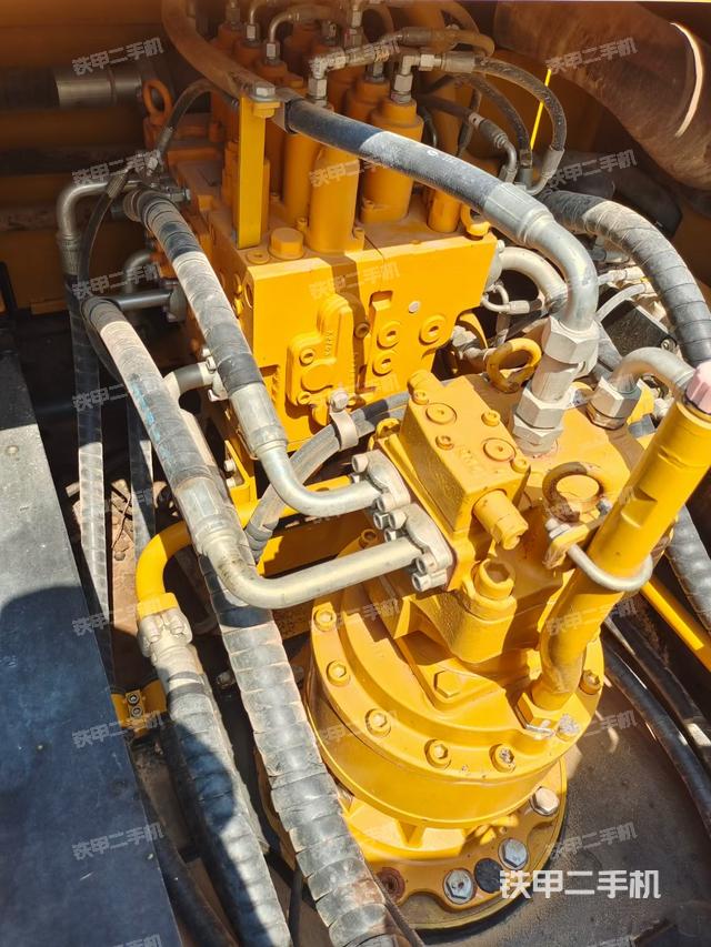 回转马达和主控阀（整机外观）