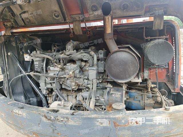 液压泵舱室正面整体（整机外观）