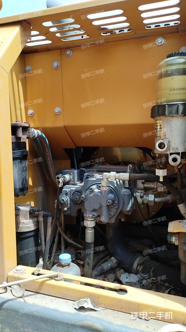 液压泵舱室正面整体（整机外观）