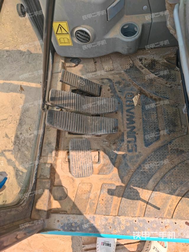 行走控制手柄和踏板 俯拍(驾驶室部分) 行走控制手柄和踏板 俯拍(驾驶室部分)