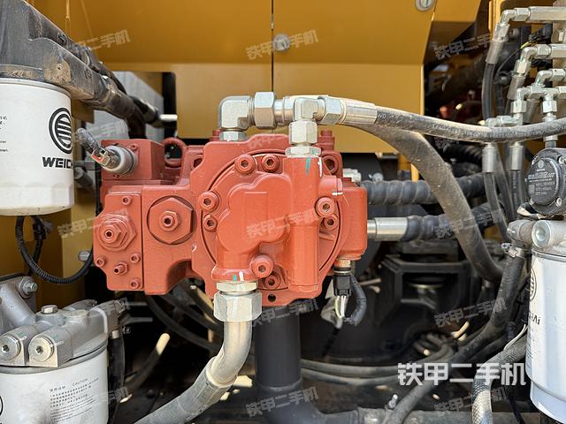 液压泵舱室正面整体（整机外观）