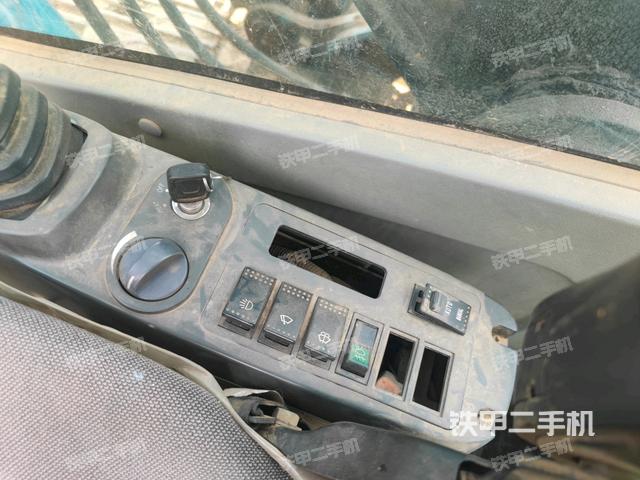 座椅左侧控制台/音响/含左手柄(驾驶室部分) 座椅左侧控制台/音响/含左手柄(驾驶室部分)