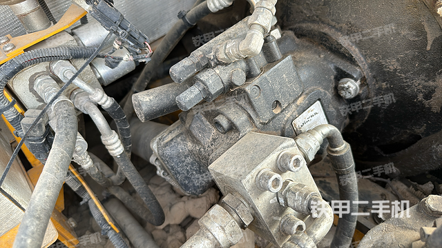 液压泵舱室正面整体（整机外观）