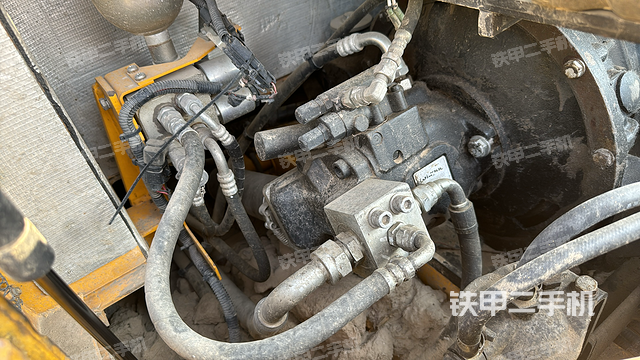 回转马达和主控阀（整机外观）