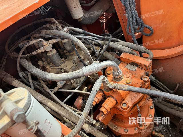 回转马达和主控阀（整机外观）