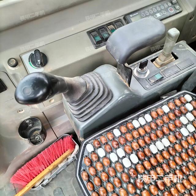 驾驶室整体（整机外观）