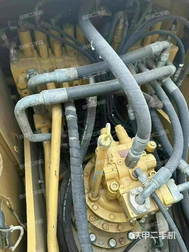 回转马达和主控阀（整机外观）