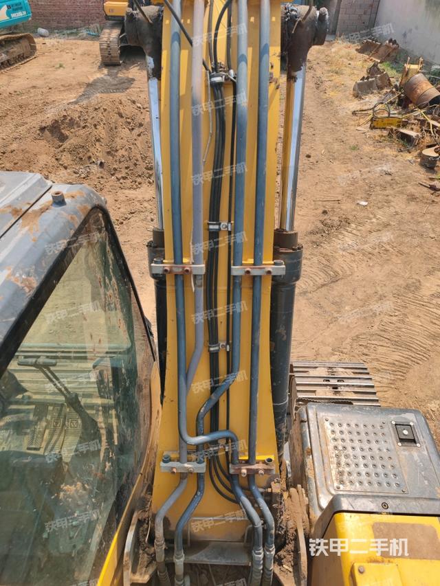 大臂背部俯視(工作和回轉(zhuǎn)裝置) 大臂背部俯視(工作和回轉(zhuǎn)裝置)