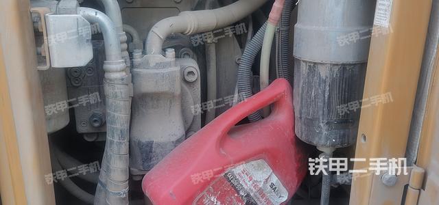 液压泵舱室正面整体（整机外观）