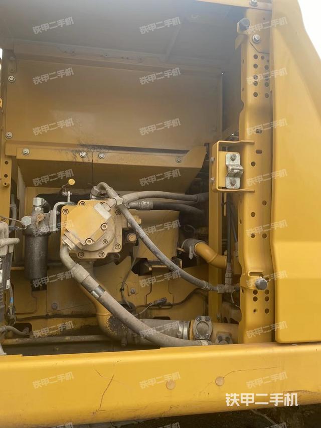 液压泵舱室正面整体（整机外观）